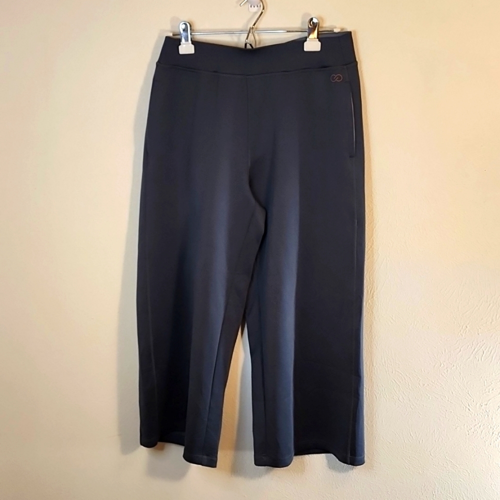 Calia grey wide leg cropped active wear pants with two pockets in front sz M